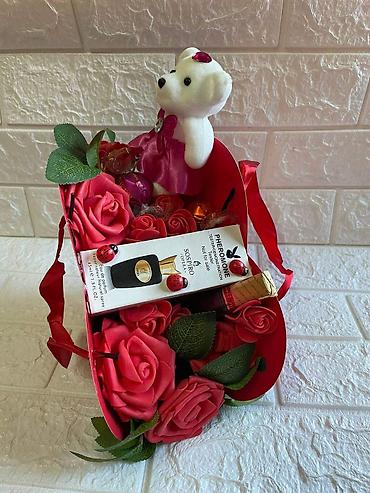 Kompleti namirnica: Poklon setovi u dekorativnim kutijama Elegantno aranžirani poklon — 24