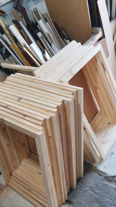 Картины: Картина с изображением цветов в вазе, оформленная в раму. Рама имеет — 15