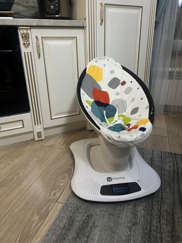 Другая детская мебель: 4moms MamaRoo 4.0 Уникальное кресло-качалка, которое имитирует