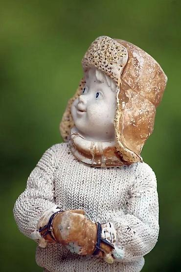 Figure: Vintage figura dečaka sa kapom i šalom 25 cm!. Prelepa figura dečaka u — 2