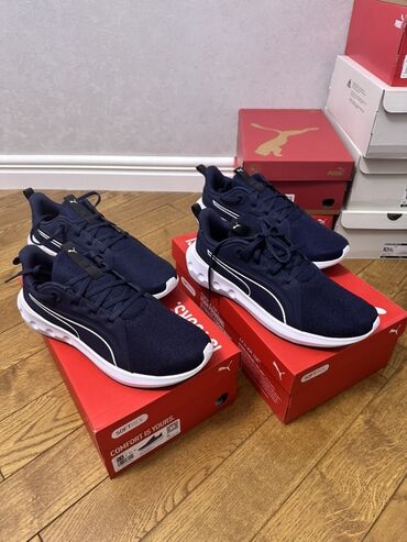 Krasofkalar və idman ayaqqabıları: Puma firmasının tünd göy rəngdə, yan tərəfində ağ zolaqları olan idman