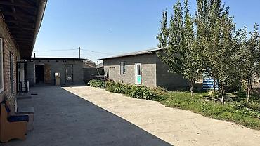 Продажа коттеджей и домов: Продается дом с большим двором и хозяйственными постройками. - — 3