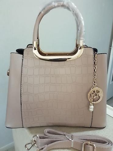 pandora narukvice srce: Prelepa bež tašna sa ukrasnim lančićem. Dužina 28 cm i visina 22cm — 1
