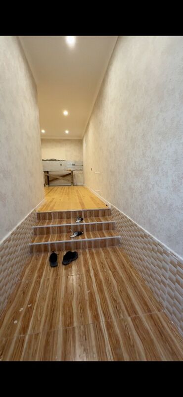 Yeni tikili: Satılır: geniş daxili planlı, işıqlı mənzil/ev Xüsusiyyətlər: - Geniş — 1