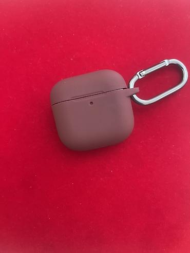 qulaqcı: Məhsul: Apple AirPods 4 (qutu) Xüsusiyyətlər: - Simsiz qulaqlıq, şarj — 4