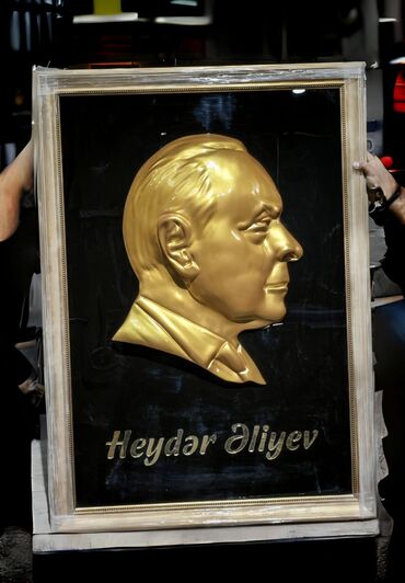 ana ata ogul sekilleri: Heydər Əliyevin qızılı rəngdə barelyefi olan, qara fonda və çərçivəyə