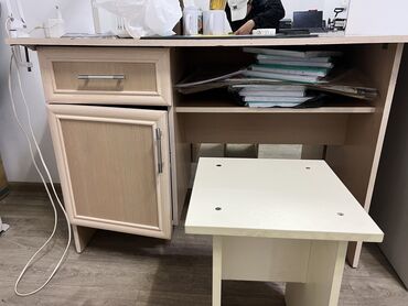 столы для офиса: Офисный Стол, цвет - Бежевый, Б/у