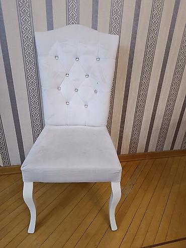 Ağ rəngli yumşaq oturacaqlı stol-stul. 10 ədəd. - Material: məxməri