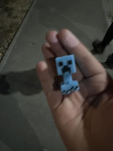 Брелоктор: Мини-фигурка в стиле Minecraft (крипер) - Компактный брелок/фигурка — 1