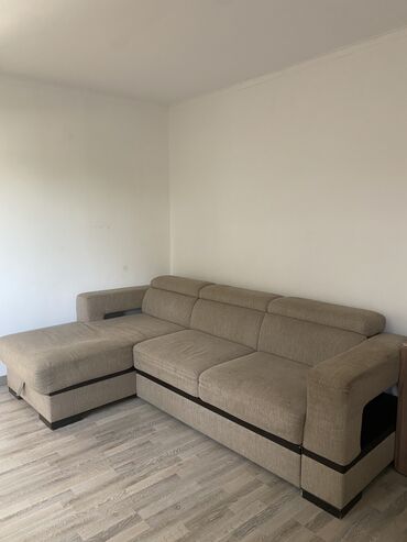 уютный диван: Угловой диван, цвет - Бежевый, Б/у
