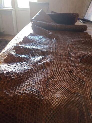 Tekstil: Anakonda derisi temiz 4 metr uzunuxu cox berk materiali var cox