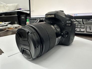 fotoapparat firmy canon: Продаю Canon 80D плюс объектив 18-135мм, 2 батарейки, зарядник т