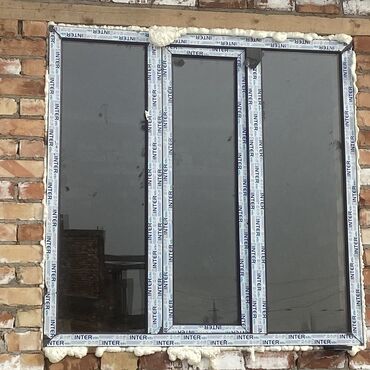 правое отопление: Трехстворчатое пластиковое окно с профилем белого цвета, оснащенное