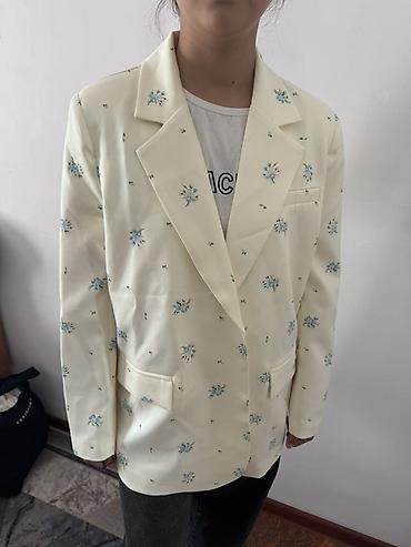 кароткие куртки: Кремовый укороченный жакет с воротником-стоечкой и декоративной — 10