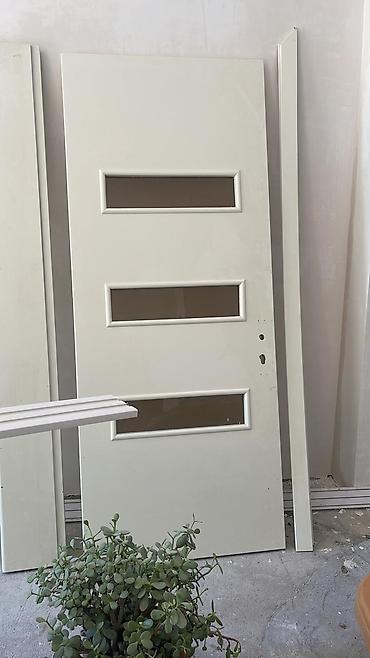 Ağ rəngli interyer qapısı – şüşəli model - Material: MDF/taxta