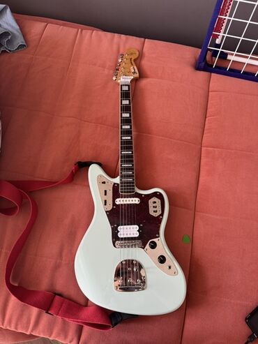 электрогитара для начинающих: Электрогитара Fender Squier Jaguar в цвете Surf green .Модель оснащена