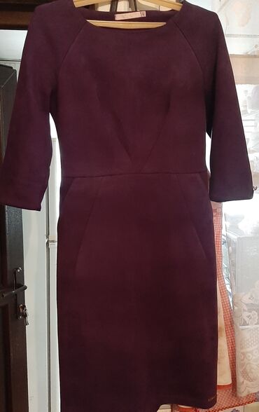 шикарный костюмчик: Шикарное фиолетовое платье стрейч 
Б/у размер 44-46
Длинна до колена