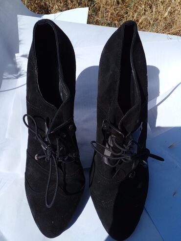 секонд хенд обувь: Ботинки и ботильоны 39, цвет - Черный