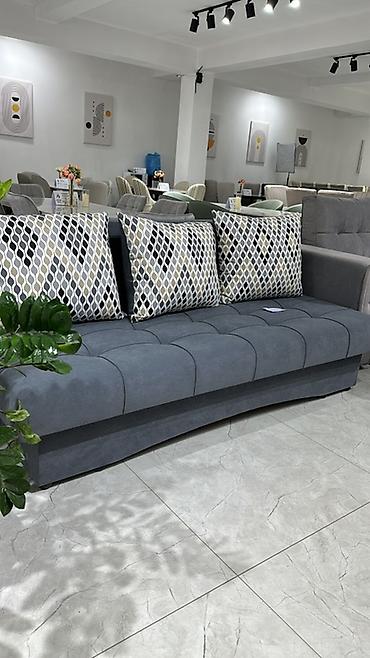 sofa: Прямой тканевый диван с тремя большими подушками - Тип: трехместный — 1