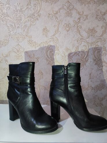 кожаные ботинки женские: Ботинки и ботильоны 38, цвет - Черный