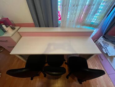 kupujem prodajem nameštaj: Prodajem radni sto koji imam 5 godina, polovan. Dimenzije: 180x70x95