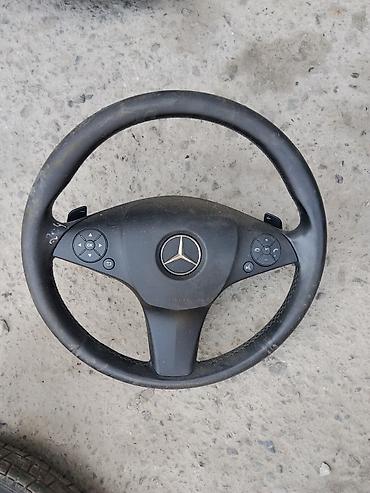 Рулевое колесо Mercedes-Benz с многофункциональными кнопками