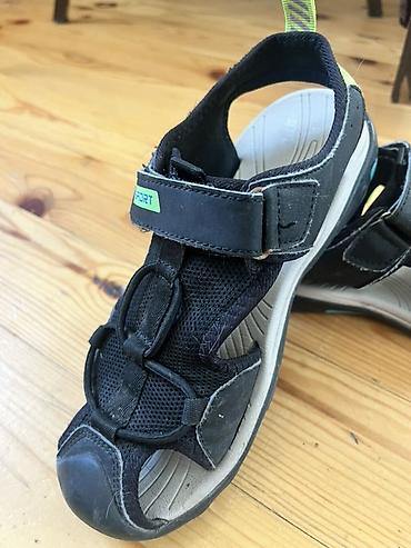 Детская обувь: Oğlan Uşağı üçün sandal.
Ölçü üstündə yoxdu, təxmini 38-39 a gedər — 2