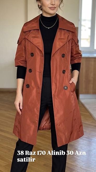 deri plaş: Qadınlar üçün rezinəoxşar qırmızı-kərpic rəngli trençkot. Dizdən aşağı — 1