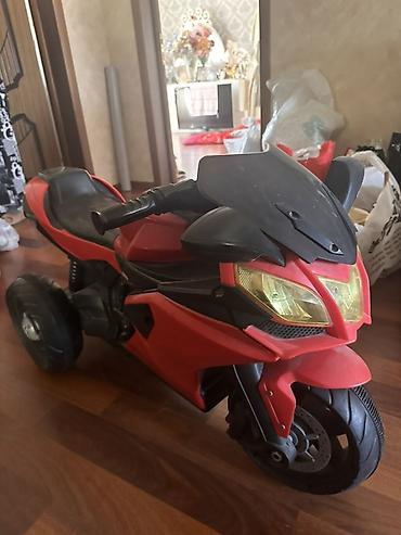 10 yaş için motorlar: Uşaq üçün elektrikli 3 təkərli motosiklet (qırmızı-qara) - — 2