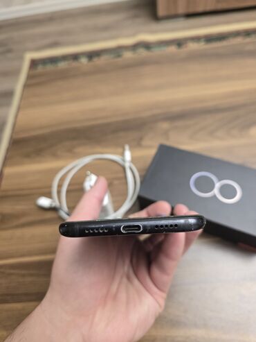 Xiaomi: Xiaomi Mi 8, rəng - Qara, 
 Barmaq izi — 5