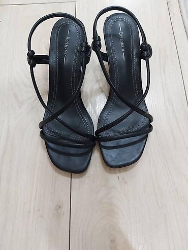 Сандалдар жана шлепкалар: Босоножкалар, 37, Bershka, Колдонулган, түсү - Кара, Өзү алып кетүү — 4