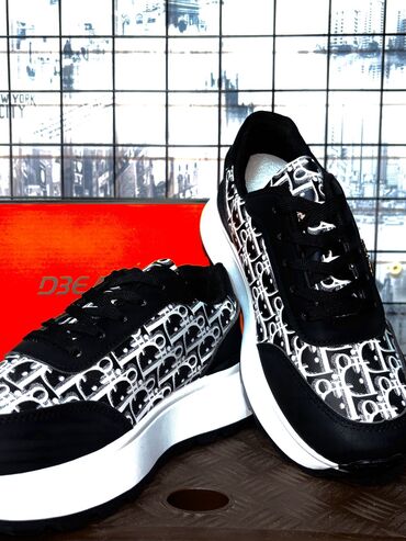 Basanoşka və səndəllər: Qara-ağ naxışlı idman krossovkaları - Üst hissə: qara panellər və