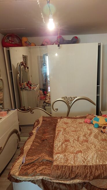 mebel alan usta: Itecili bu gune cixmalıdı islənmiş mebel 2 tumba,taxt,sfoner ve termo