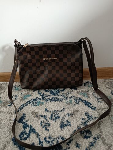 bez kacket: Louis Vuitton ženska torbica