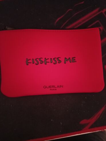 Eynəklər: Guerlain brendinin "Kiss Kiss Me" yazısı olan qırmızı rəngli kosmetika
