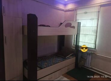 двух ярисный кравать дестки был белый и красивый: Двухъярусная кровать с выдвижными ящиками для хранения, выполненная в