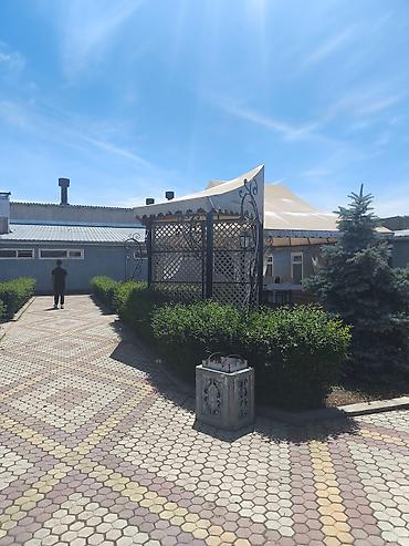 Продажа помещений свободного назначения: Продаю помещения под бизнес в центре города Токмок. Участок 36 соток — 13