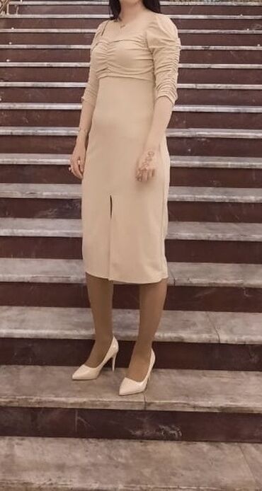 Dəstlər, kostyumlar: Bej rəngli zərif qad - Rəng: açıq bej - ölçü S/m Bir dəfə geyinilib