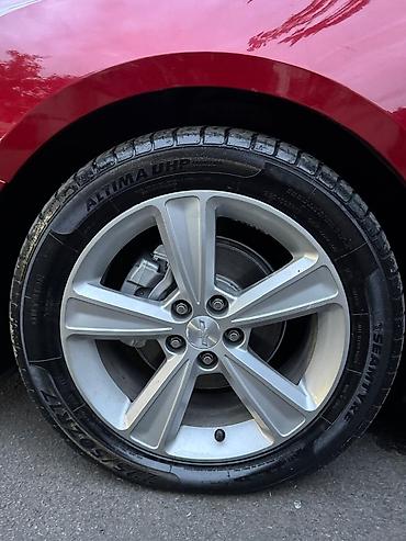 cankan masin: Chevrolet Cruze sedan – qırmızı rəngli, Azərbaycan nömrə nişanı ilə — 4