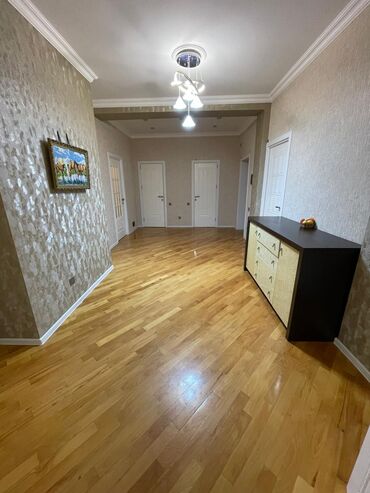 Mənzil kirayələyirəm: 3 otaqlı, 135 kv. m — 4