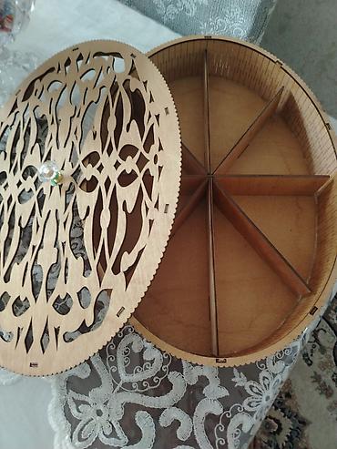 konfet: Ağacdan hazırlanmış dairəvi şirniyyat/qəlyanaltı qabı. - Material — 1