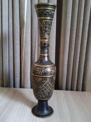 ваза стеклянная: Бронзовая ваза для декора. СССР. Мелкая чеканка. Высота 36 см, диаметр
