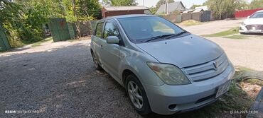 маленькая машина: Серебристый хэтчбек Toyota Ist, который отличается компактными