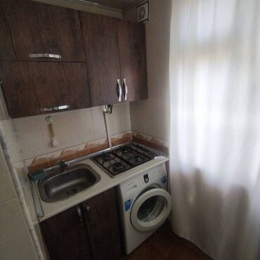 Uzunmüddətli kirayə mənzillər: Yasamal rayonu, İnşaatçılar metrosunun yaxınlığında, köhnə tikili, 5 — 5