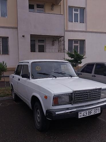 sarı ford transit: Ağ rəngli klassik VAZ/Lada 2107 sedan. Avtomobil 4 qapılı кузов — 3