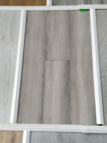 pol ucun taxtalar: Açıq boz tonlarda, ağac naxışlı döşəmə örtüyü (laminat/PVC panel)