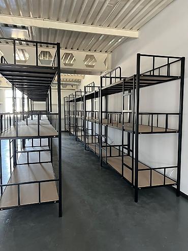bunk bed: Металлическая трехъярусная кровать черного цвета. Каркас кровати — 10