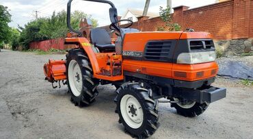 куплю трактор мини: Оранжевый мини-трактор Kubota GL240 с характерным дизайном. Оснащен