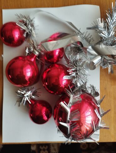 Ёлочные шары и украшения: Продаю новогодние игрушки. - Красные глянцевые шарики разных размеров — 8
