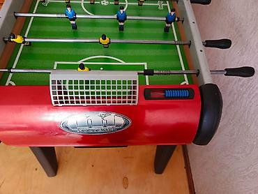 Smoby/Lini markalı stolüstü futbol oyunu. Modeldə yaşıl futbol